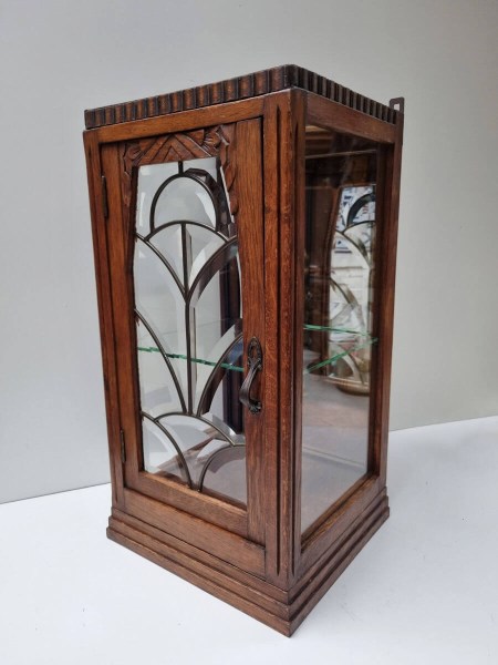 Art Deco vitrinekastje van eikenhout met geometrisch glas in lood en spiegelwand